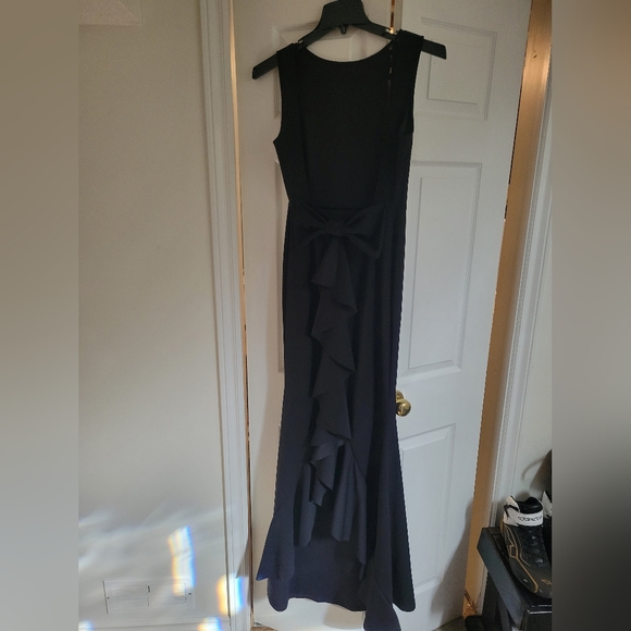 Black Gown - Picture 2 of 4